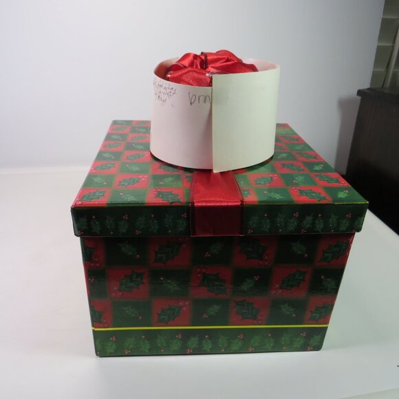 Red and Green Holly gift box w wired ribbon bow Christmas Holiday - Picture 6 of 6